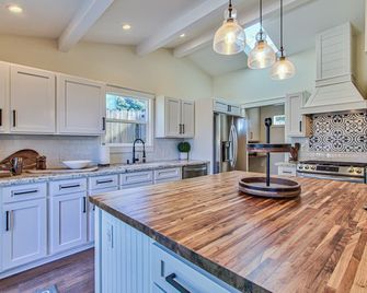 Monterey Bay Home Near Pebble Beach & Carmel with Putting Green & AC 3Bed 2 Bath - Monterrey - Cocina
