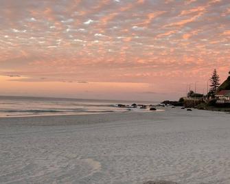 Coolangatta, Gold Coast unit walk to beach & shops - Coolangatta - Beach
