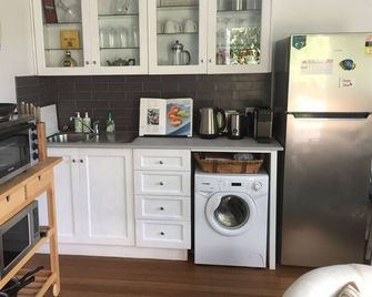 Pet friendly coastal retreat with ocean views. 5 min walk from beach. - Collaroy - Cocina