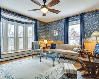 Charming Wilton Vacation Rental w/ Fire Pit - Wilton - Sala de estar