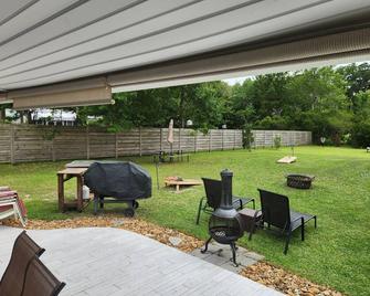 5 minutes from the beach! Water access with kayaks and launch from house! - Swansboro - Patio