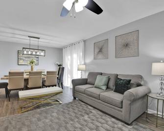 10 Minplazacorner Lotgaragereserved Parkingblazing Wifibbqyard+patio - Mission - Living room