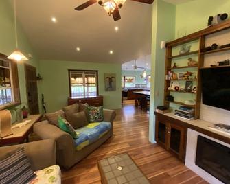 Mariposa Lodge - West End - Living room
