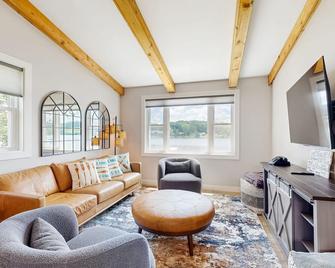 Lakefront house with private dock + near restaurants with live music - Lodi - Living room
