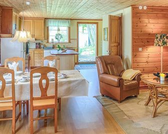 Amazing Home In Sävsjö With Kitchen - Sävsjö - Comedor