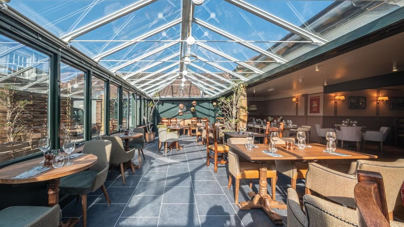 ذا فيذرس هولت