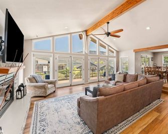 Stunning views, private hot tub, walk everywhere - Chelan - Huiskamer