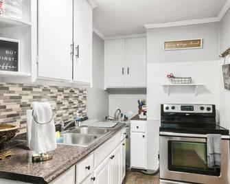 Lovely 1-bedroom apartment in North Charleston - North Charleston - Kitchen