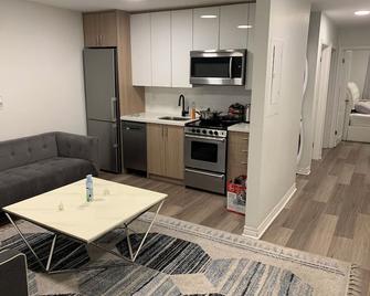 Yorkdale-Glen Sweet Apartment Suites - Vaughan - Kitchen