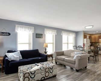 3 Bdr 2bath 2 Minutes Walk to the Boardwalk and Beach NO Proms or Grad Parties - Seaside Heights - Living room