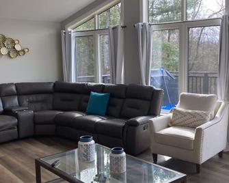Gorgeous Lakehouse- sitting on 7 Acres - Near Trails- WiFi- Fireplace - Gilmour - Sala de estar
