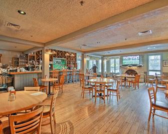 Updated Retreat with Golf Course and Wildlife Views! - Galena - Restaurante