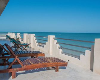 Beachfront Penthouse with pool and amazing views - Chelem - Balcón