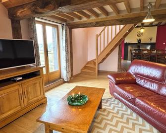 Norman gîte with breathtaking views over the Vie valley - Fresnay-le-Samson - Sala de estar