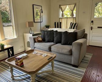Victorian Bungalow: 2 bd + parking + private garden - Long Beach