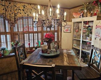 Ranch home 3 bedroom 3 bath, in ground pool, pool house with half bath games. - Denison - Dining room