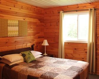 Hidden Acres Cottages - Cavendish - Bedroom