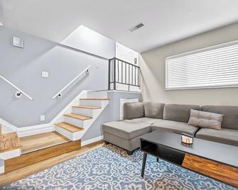 Spacious 2 Bedroom Townhome by StayLage - Earth City - Living room