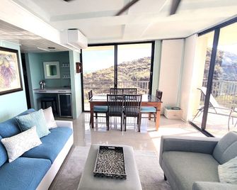 16P - Permitted penthouse end unit at the Hawaiian Princess - best view on Oahu - Waianae - Sala de estar