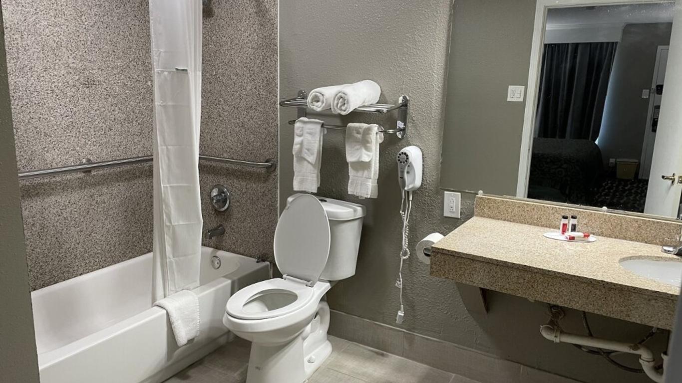 Days Inn & Suites by Wyndham Collierville Germantown Area