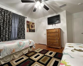 Quiet spacious Home by Lake Harris. Walk to Venation gardens, stroll by the Lake - Leesburg - Slaapkamer