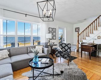 Oceanfront holiday home minutes from Lunenburg - Riverport - Living room