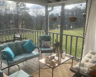 Stay in Ducktown: The Cumming Duck Farm House - a new Premier Host VRBO listing! - Cumming - Balkón