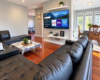 Spacious 5BR Home for Families Business Travelers - Ajax - Obývací pokoj