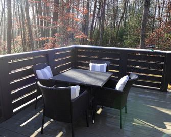 Picturesque Tiny Cottage with Cozy Indoor and Outdoor in Tennessee - Monteagle - Balcony