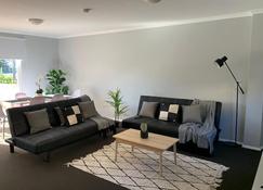 Cozy 3BR Townhouse in Liverpool CBD with parking - Liverpool - Phòng khách