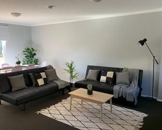 Cozy 3BR Townhouse in Liverpool CBD with parking - Liverpool - Living room
