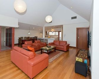 On The Beach - Glenelg, Sea Views, Cafes, Shopping - Glenelg North - Obývací pokoj