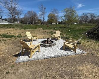 Country Cottage by the Bridge - Pulaski - Innenhof