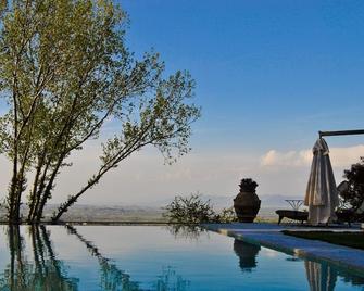 奇高麗娜別墅酒店 - 蒙泰普爾恰諾 - 蒙蒂普洱茶諾 - 游泳池