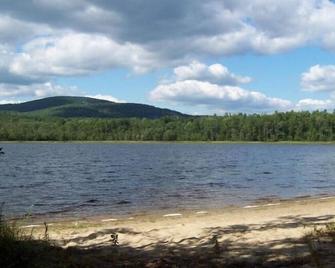 Sandy Beach, Alpine Chalet on Peaceful, Private Pond - Stoneham - Playa