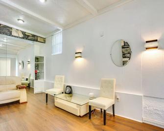 Shared Yard, 4 Mi To Nyc Englewood Apartment! - Englewood - Living room