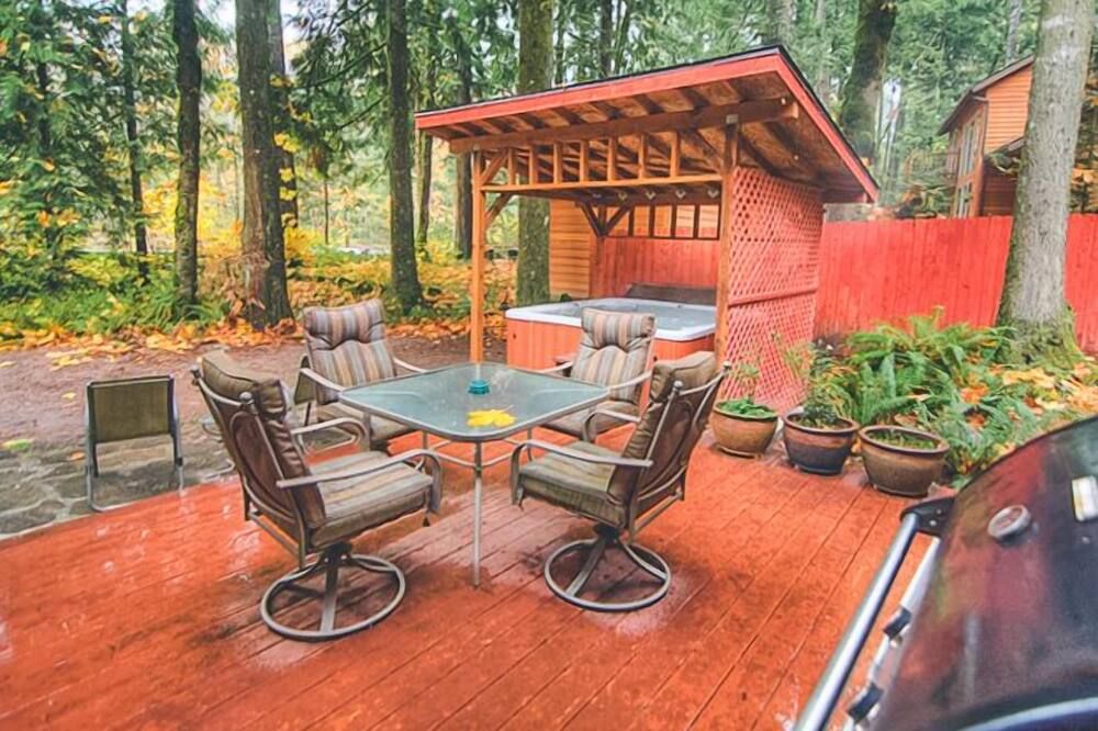Salmonberry Retreat - Meredith Lodging - Brightwood - Patio