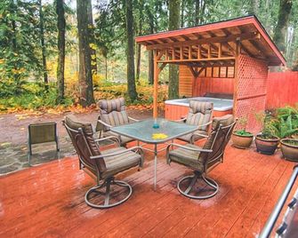 Salmonberry Retreat - Meredith Lodging - Brightwood - Patio