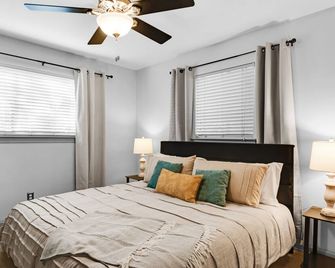Cozy 1BD Space - Walkable to lively neighborhoods - דאלאס - חדר שינה
