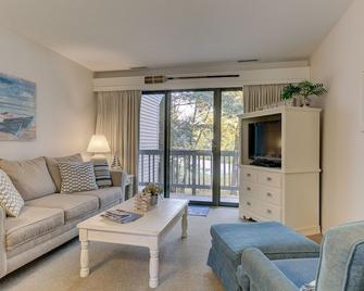 Gorgeous Grand Traverse Bay Beach Front Condo - Williamsburg - Living room