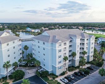 Elegant waterfront condo with central AC, balcony, and shared pools & hot tubs - Palm Coast - Edificio