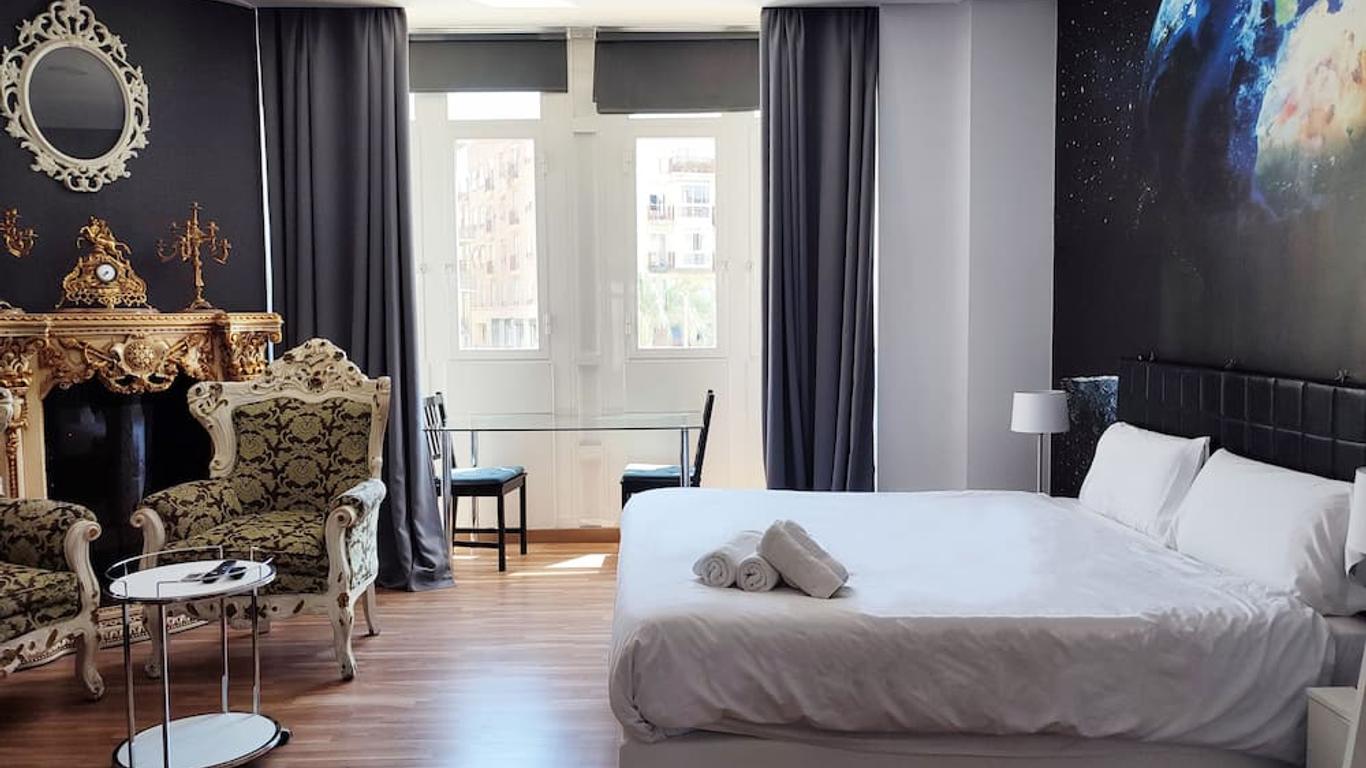 Flats Friends Plaza de la Reina