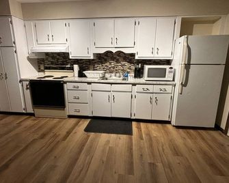 Red Barn Village: Two Beds Furnished Apartment - Clarks Summit - Kitchen