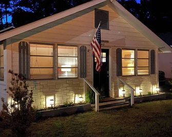 COZY Bellaport Cottage at White Lake/ Pet Friendly: Quick walk to the Lake - Elizabethtown - Edificio