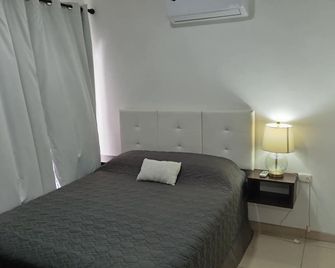 cr.arenal apartmets #2 beautiful place with parking - La Fortuna - Schlafzimmer