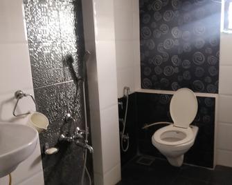 Best located property in center of the city - Vadodara - Bathroom