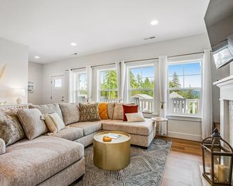Stylish, two-story home with a washer/dryer & furnished porch - dogs welcome - Belfair - Living room