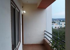 Vizag 3 Bed Room Entire Flat For Cute And Clean Stay - Visakhapatnam - Balcony