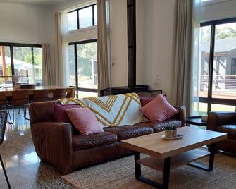 Cheeky Emu Spacious Family Accommodation Halls Gap - Halls Gap - Living room