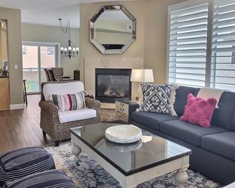 Fresh look at Shore Pleasure a family fav, steps from beach and downtown - Avila Beach - Living room